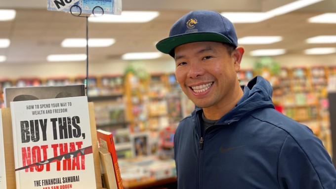 Sam Dogen bên cạnh cuốn sách anh đã xuất bản. Ảnh: Sam Dogen