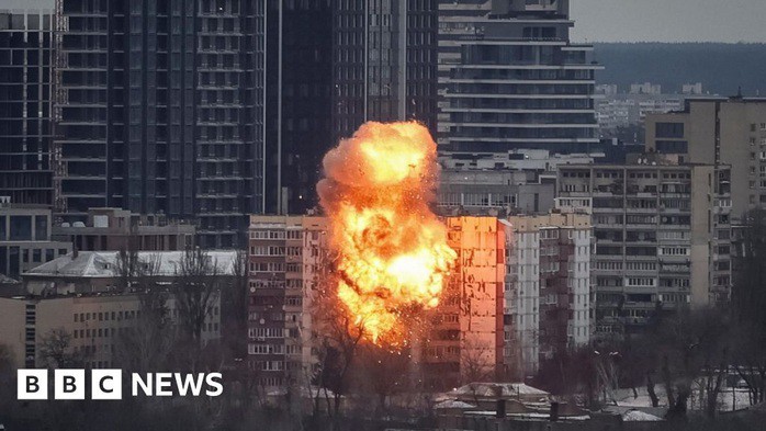 Hình ảnh hiện trường cho thấy nhiều lỗ thủng lớn trên các tòa chung cư sau vụ tập kích. Ảnh: BBC