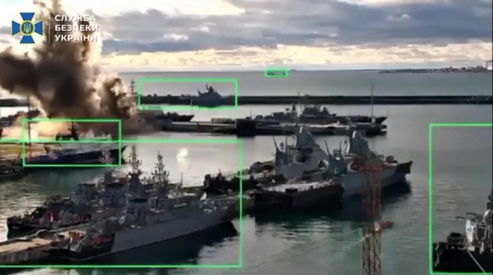 Hình ảnh do Cơ quan an ninh Ukraine công bố cho thấy một vụ nổ lớn ở cảng Novorossiysk của Nga hôm 15-12. Ảnh: SBU