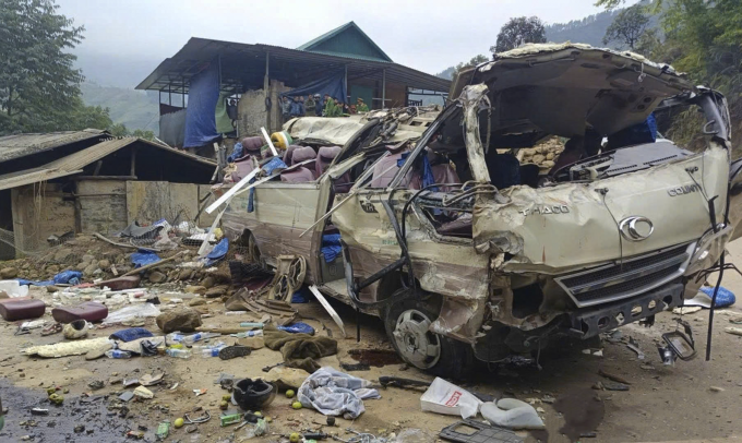 Chiếc xe bẹp rúm sau tai nạn. Ảnh: Lào Cai