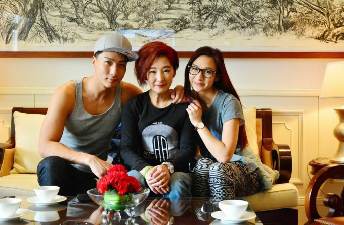 Tuyết Lê bên hai con. Ảnh: St Headline