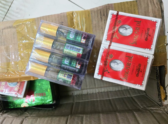 Những chai dầu gió bị làm giả. Ảnh: Công an TP HCM