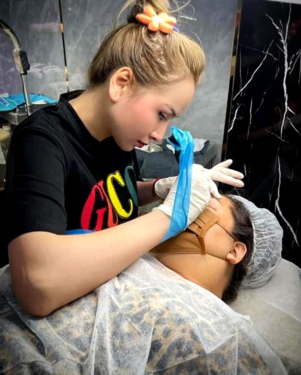 Hoa hậu Thế giới người Việt 2010 làm cả phun xăm thẩm mỹ để có thêm thu nhập.