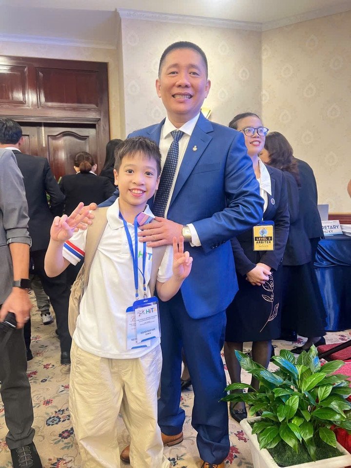 Nhật Nam chụp ảnh cùng ông Nguyễn Phùng Phong sau khi hoàn thành bài thi. (Ảnh: NVCC)