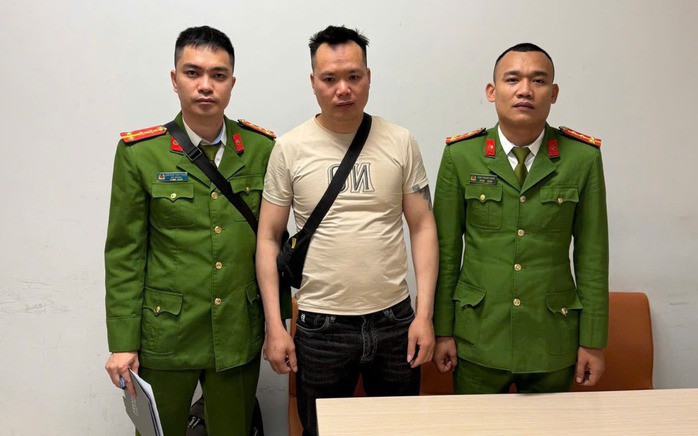 Đối tượng truy nã Lê Văn Hùng đã tự nguyện đầu thú để được hưởng khoan hồng của pháp luật sau khi được lực lượng Công an vận động.