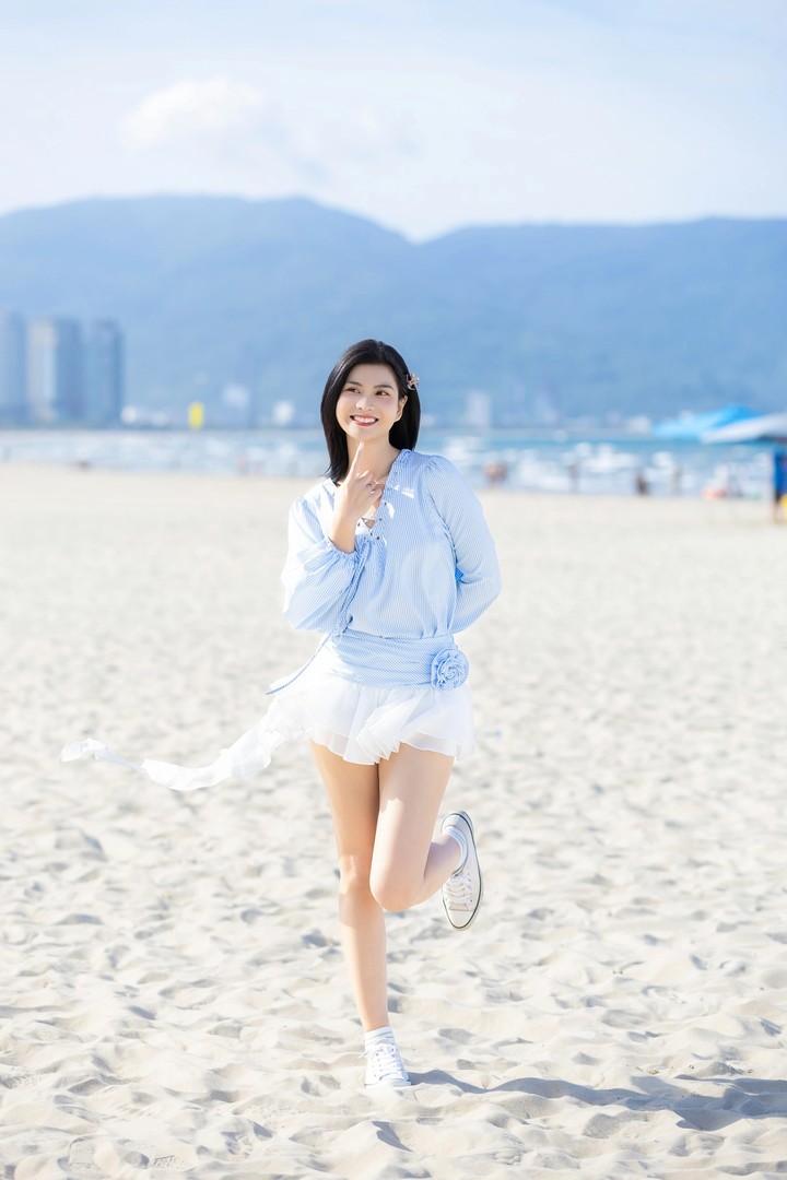 Trâm Anh xuất thân trong một gia đình không ai hoạt động nghệ thuật. Cô từng phải tự tìm kiếm cơ hội, từ vai quần chúng, đóng quảng cáo, MV. Hiện tại, ngoài nghề diễn, cô không có công việc tay trái cố định. Những lúc không có dự án, nữ diễn viên nhận đóng cameo, livestream để duy trì thu nhập,chăm lo cho cha mẹ đã lớn tuổi.