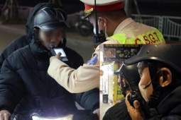 Cảnh sát hóa trang gần nhà hàng, ghi hình tài xế uống rượu bia vẫn lái xe