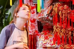 Khách Tây thích thú trải nghiệm không khí Tết sớm trên phố Hàng Mã