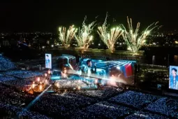 Hàng chục nghìn người đi xem 30 anh trai và các em xinh