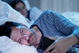 Vợ đòi ly hôn vì chồng hay 'thả tim' ảnh phụ nữ hở hang trên mạng xã hội