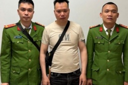 Vừa xuống sân bay Nội Bài, Lê Văn Hùng ra đầu thú