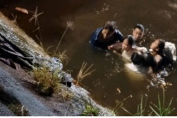 Người phụ nữ và 2 em nhỏ rơi xuống kênh giữa đêm, may mắn được 3 người cứu