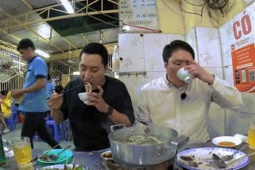 3 khách Hàn thử đặc sản miền Tây ở TPHCM, nói 'hơi sợ nhưng ăn ngon'