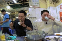 3 khách Hàn thử đặc sản miền Tây ở TPHCM, nói 'hơi sợ nhưng ăn ngon'