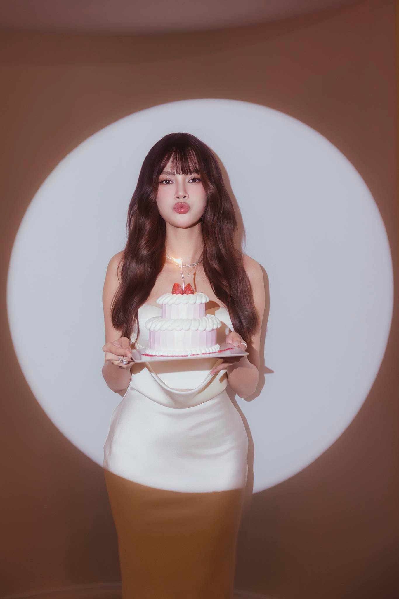 Trước khi chính thức chạm ngõ tuổi 30, Lê Hoàng Phương đã có một giai đoạn hoạt động vô cùng năng nổ. Nàng hậu thường xuyên xuất hiện tại các sự kiện giải trí, đảm nhận nhiều vai trò khác nhau và luôn giữ được phong độ ổn định về hình ảnh. Không chỉ dừng lại ở các hoạt động nghệ thuật, cô còn thể hiện sự nghiêm túc trong việc xây dựng sự nghiệp riêng ở lĩnh vực nội thất.