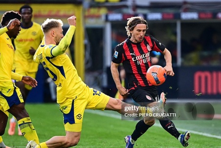 Video bóng đá AC Milan - Verona: Tưng bừng 3 bàn, đánh chiếm ngôi đầu (Serie A)