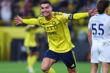 "Máy săn bàn" Ronaldo cán mốc 1.300 trận: Lại lập cú đúp, 40 năm vẫn chạy tốt