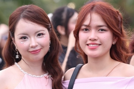 Fan trang điểm 'bling bling' xem concert Anh trai say hi