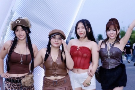 Khán giả diện trang phục gợi cảm xem concert 'Anh trai say hi'