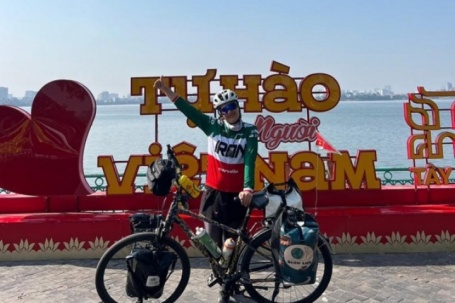 Cô gái Iran trải nghiệm cắm trại nhờ nhà dân, ăn phở vịt trong chuyến xuyên Việt