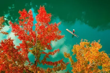 Ngỡ ngàng 'tấm gương xanh' giữa núi non Cao Bằng