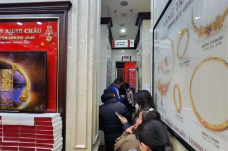 Giá vàng hôm nay mới nhất (28/12) áp sát "đỉnh": Người mua ồ ạt xếp hàng, nhà vàng bán "nhỏ giọt"