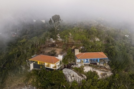 Hai ngôi nhà xây 'chênh vênh' trên vách đá nhìn ra thung lũng