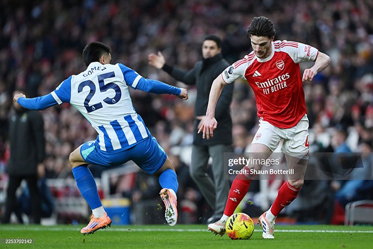 Declan Rice (áo đỏ trắng) thi đấu ấn tượng