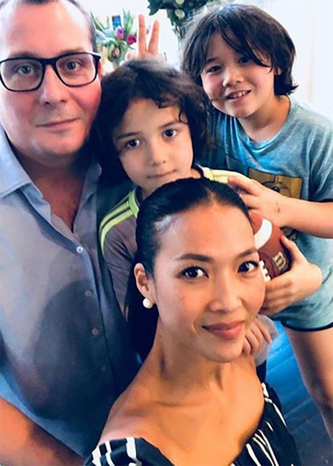 Bằng Lăng bên ông xã và 2 con.