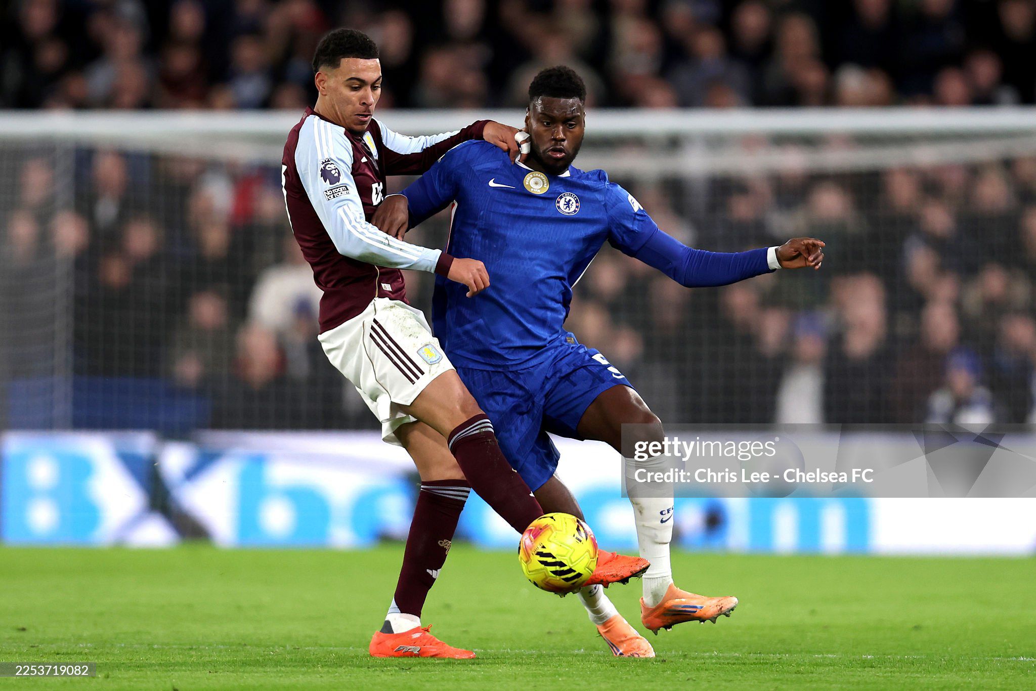 Chelsea khá vất vả trước Aston Villa