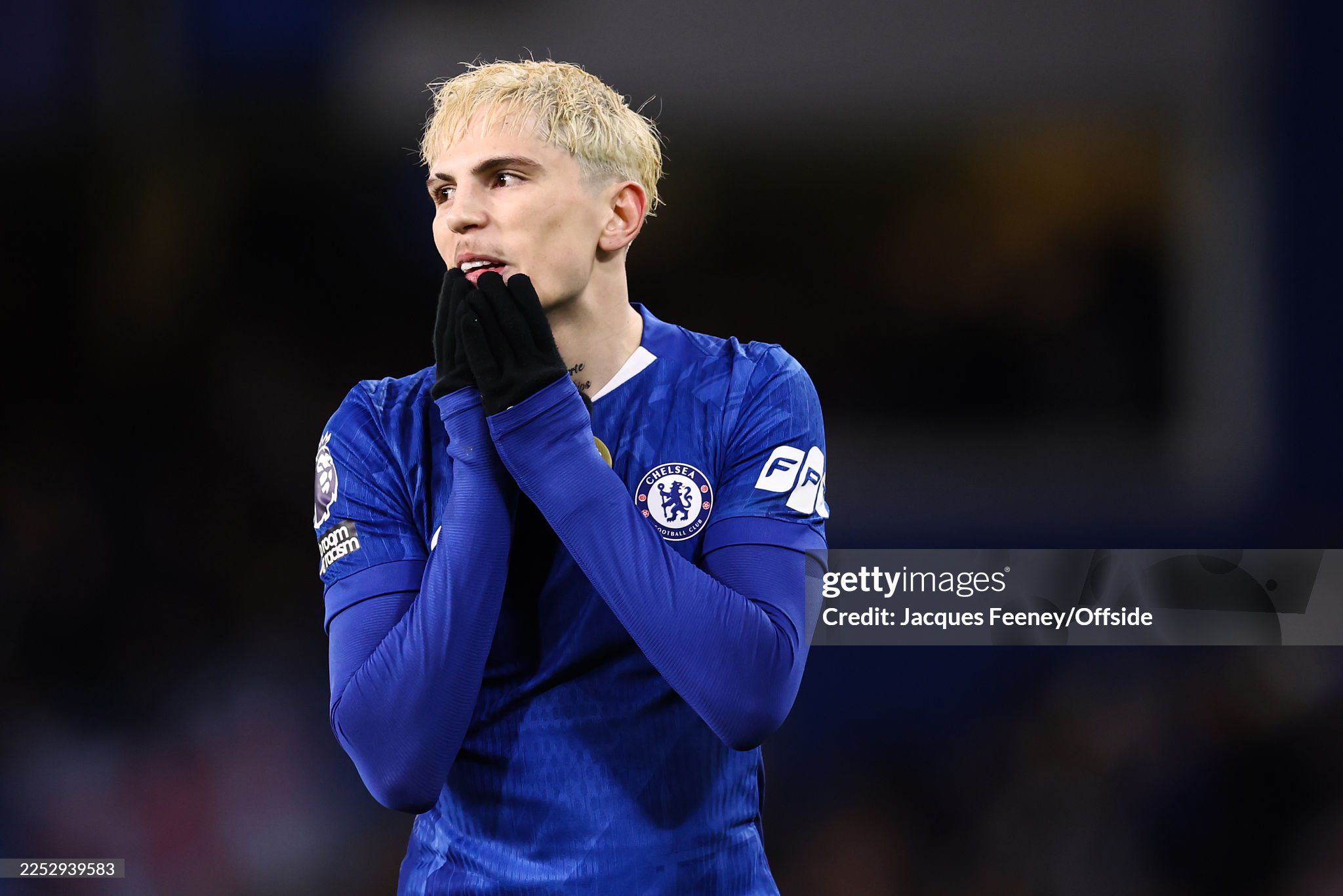 Chelsea thua ngược Aston Villa và bị Man United đuổi kịp về mặt điểm số&nbsp;