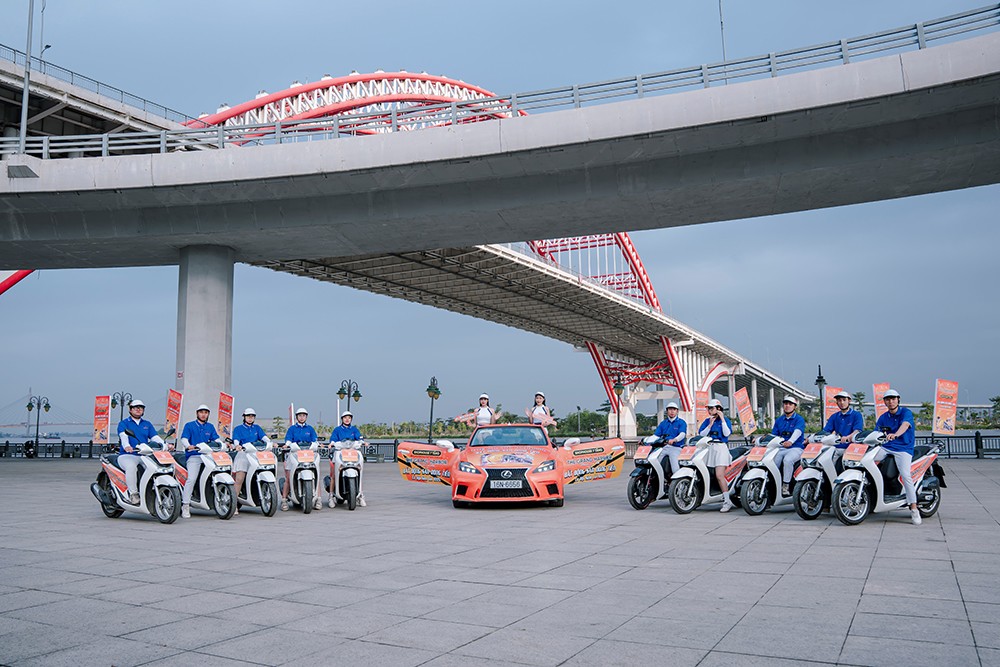 Roadshow The Grand Harbor phủ sắc cam rực rỡ TP. Hải Phòng. Ảnh VNT.