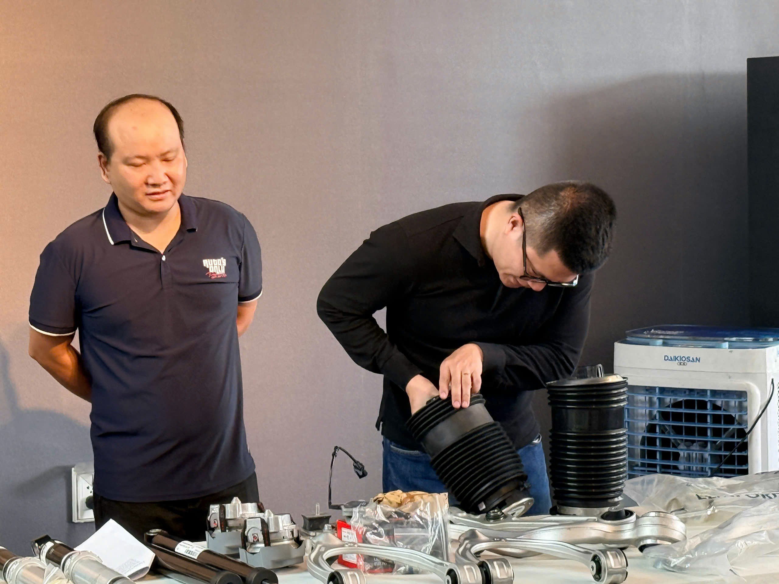 Anh Ngô Kỳ Lam (Admin diễn đàn Otosaigon) đang nhận dạng những phụ tùng OME và phụ tùng chính hãng.