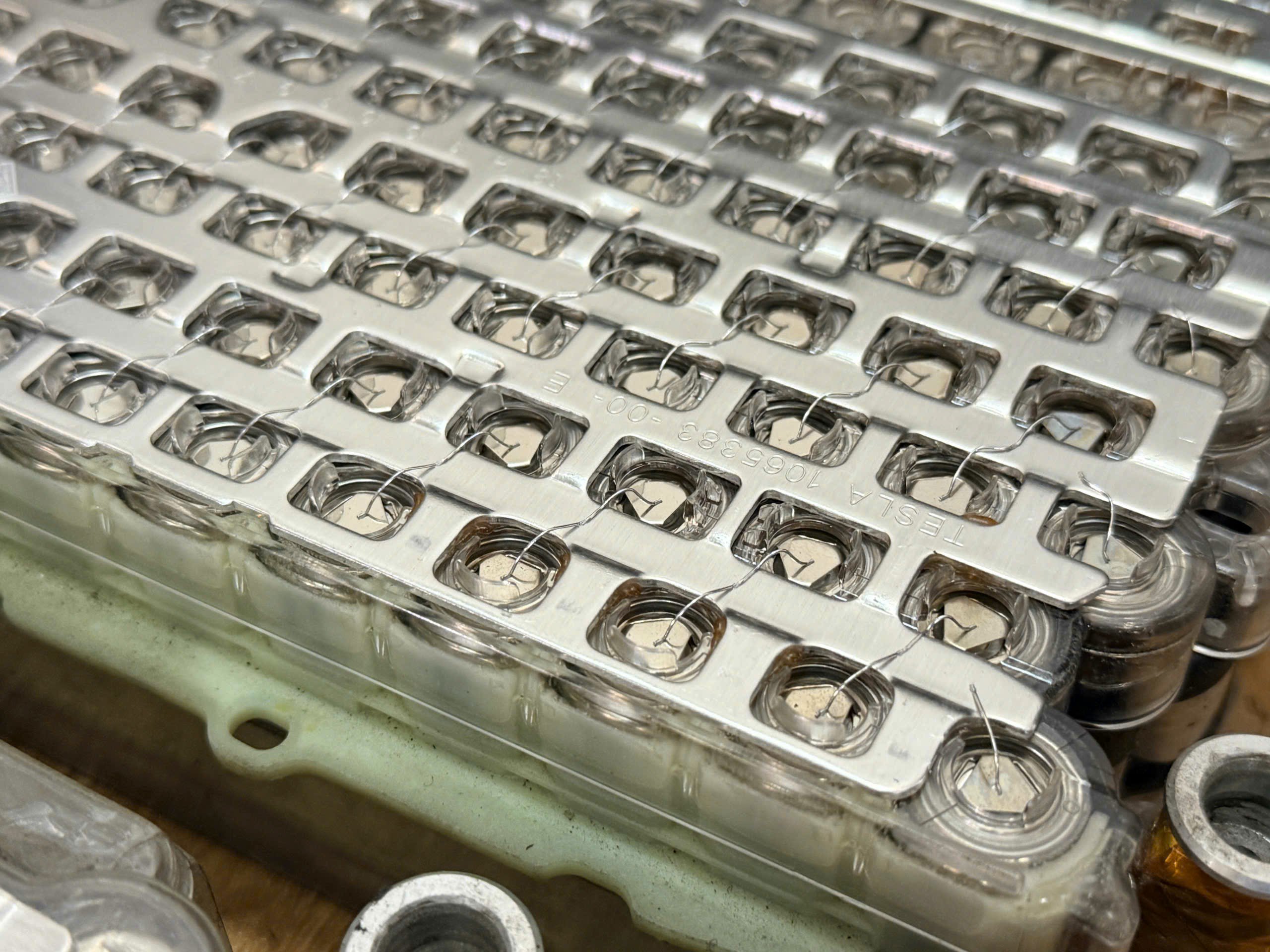 Chi tiết cụm pin trên xe điện Tesla.