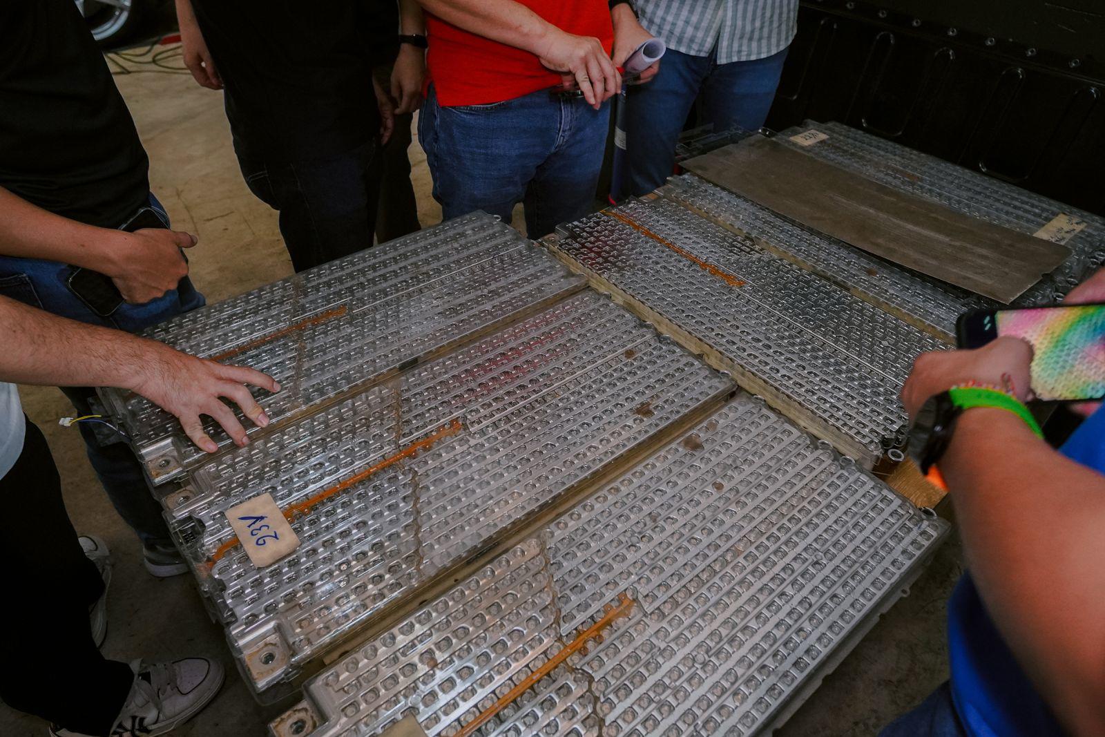 Cụm pin trên xe Tesla đang được những người kỹ sư Việt Nam đo đạt và xử lý.