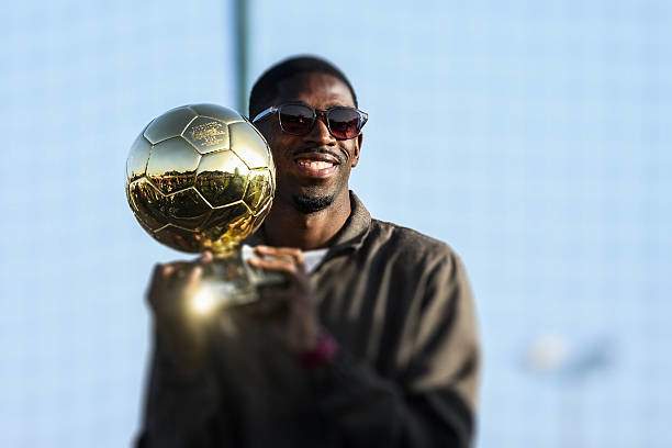 Ousmane Dembele bên giải thưởng Quả bóng Vàng