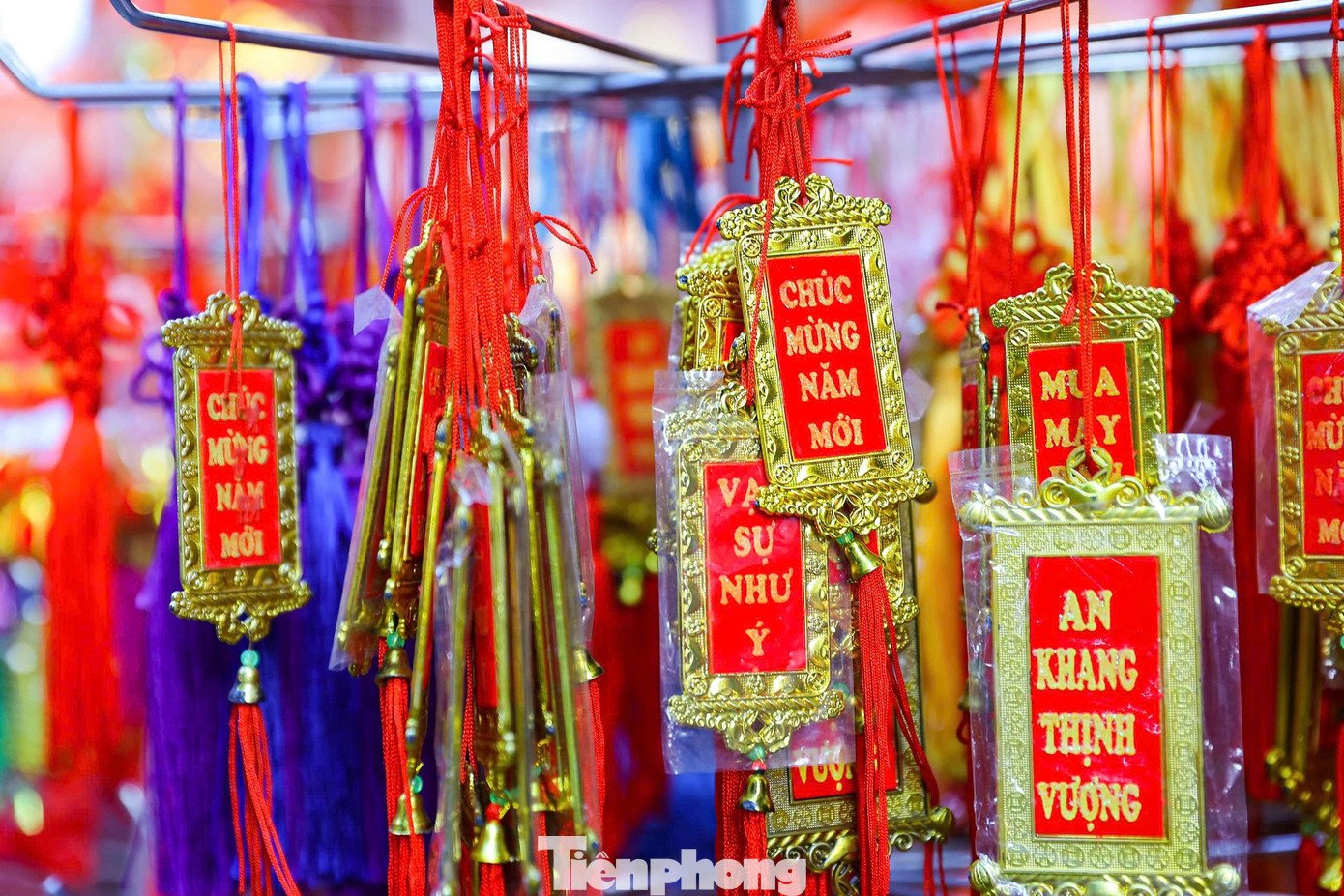 Các tiểu thương tất bật sắp xếp, bổ sung hàng hóa để kịp phục vụ nhu cầu mua sắm Tết của người dân Thủ đô.