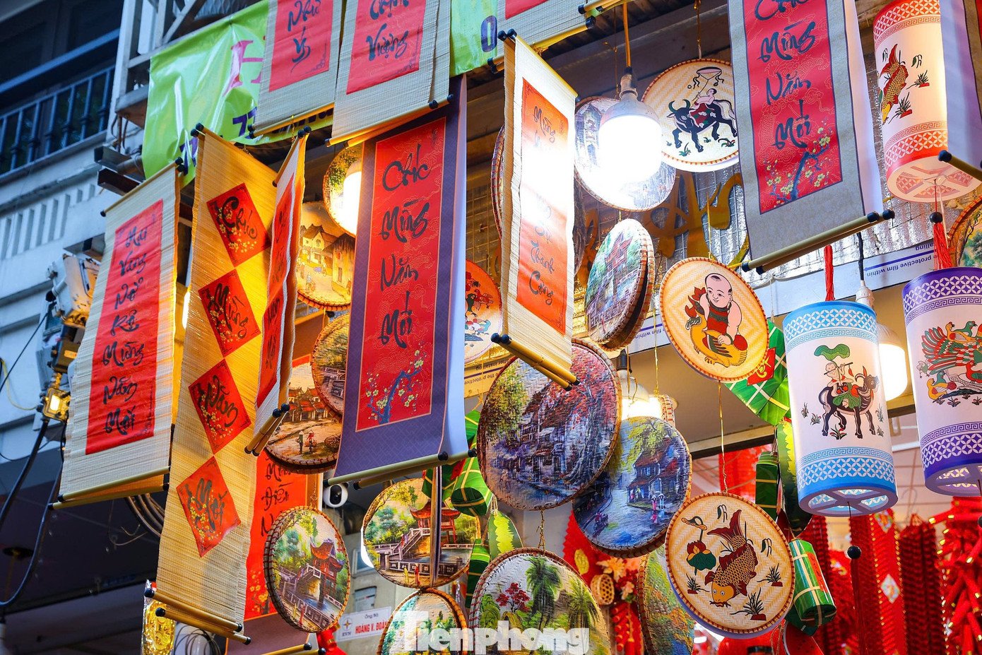 Không khí mua bán nhộn nhịp, người xem, người hỏi giá khiến phố Hàng Mã sôi động và bắt đầu phủ đầy sắc Tết dù chỉ mới kết thúc Giáng sinh một ngày.