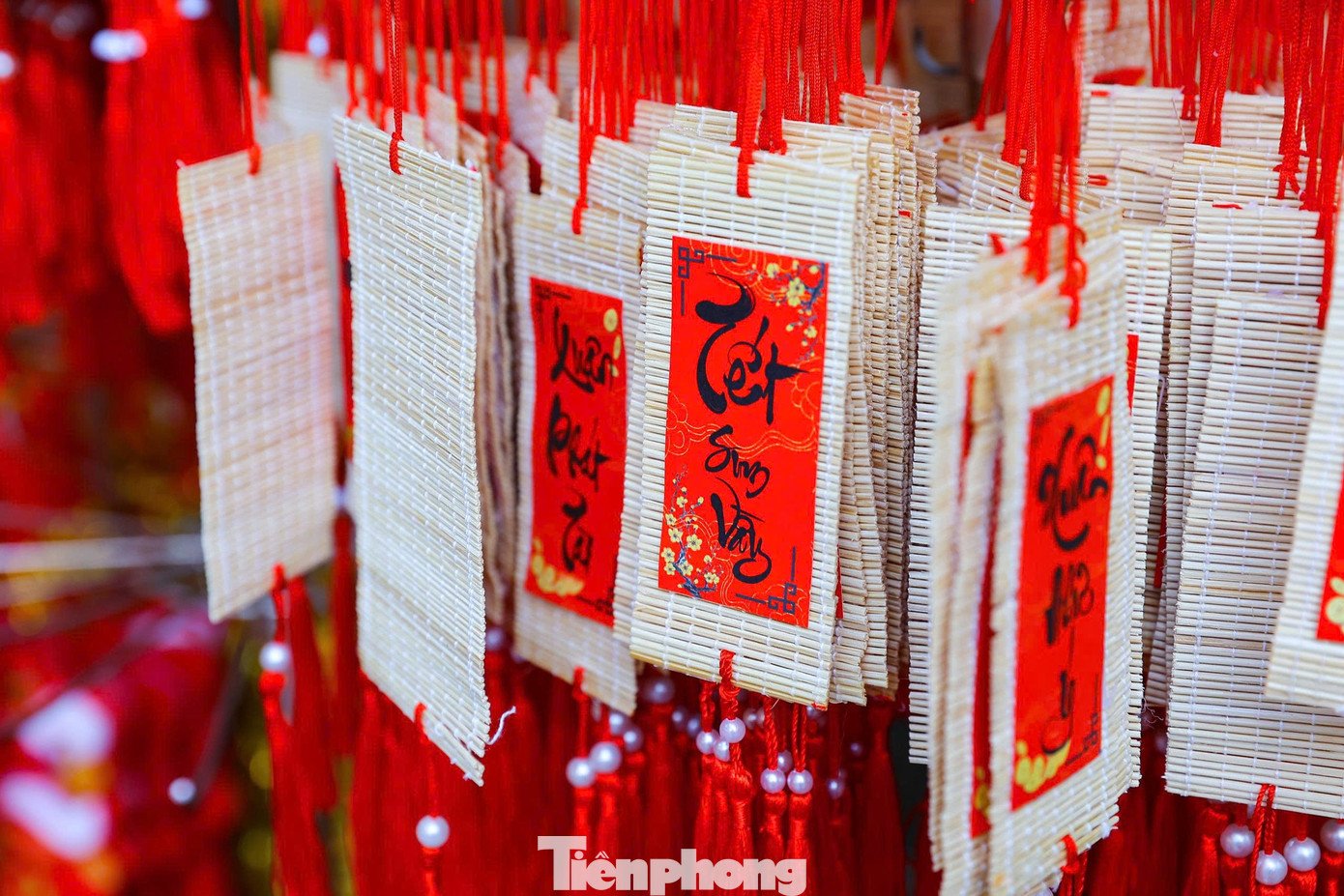 Không khí đón Tết sớm tràn ngập phố Hàng Mã với sắc đỏ chủ đạo của đồ trang trí truyền thống.