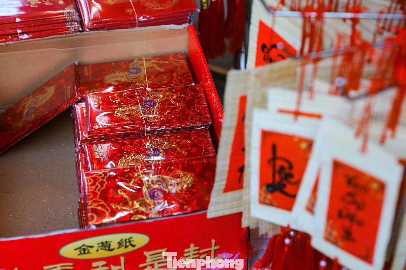 Không khí đón Tết sớm tràn ngập phố Hàng Mã với sắc đỏ chủ đạo của đồ trang trí truyền thống.