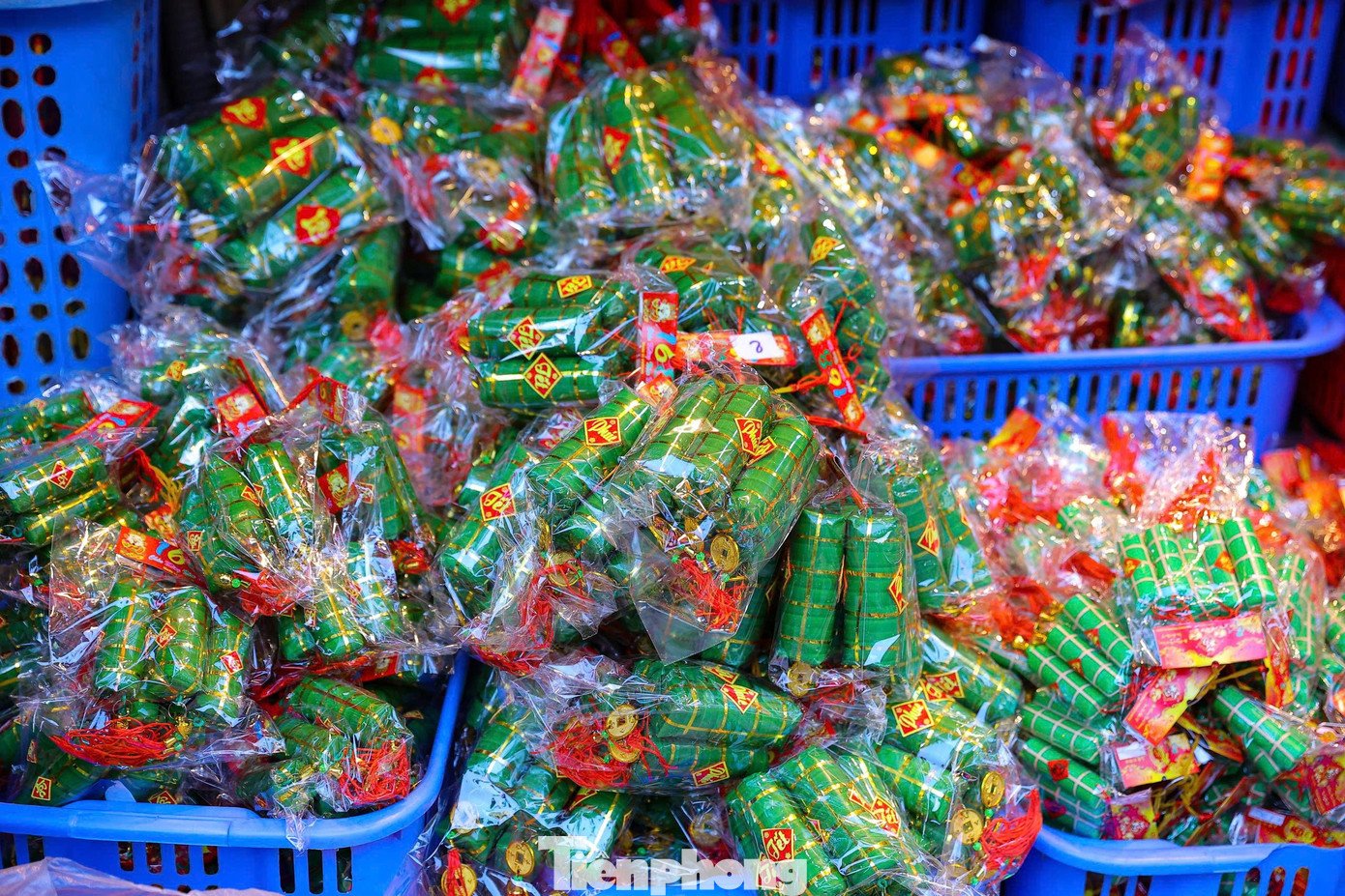 Không khí đón Tết sớm tràn ngập phố Hàng Mã với sắc đỏ chủ đạo của đồ trang trí truyền thống.