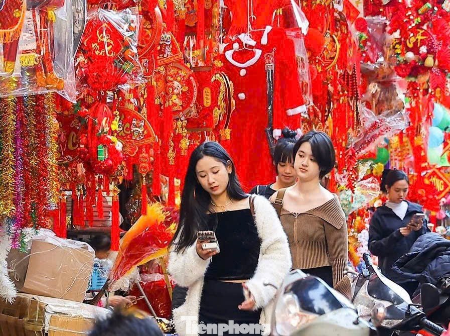 Không khí mua bán nhộn nhịp, người xem, người hỏi giá khiến phố Hàng Mã sôi động và bắt đầu phủ đầy sắc Tết dù chỉ mới kết thúc Giáng sinh một ngày.