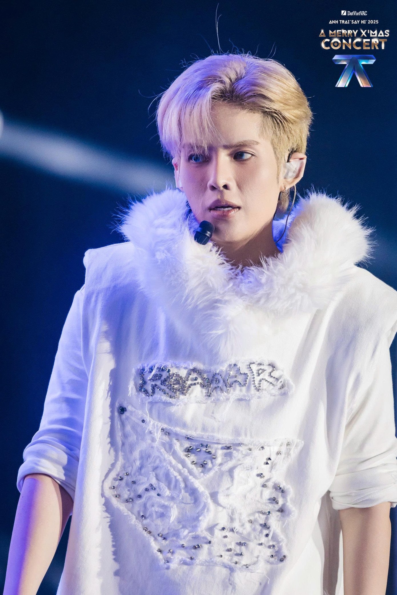 Make up được Dillan Hoàng Phan, buitruonglinh, RynLee và Đỗ Nam Sơn thể hiện với tinh thần pop hiện đại. Trang phục ôm dáng, gam màu nổi bật kết hợp vũ đạo ấn tượng giúp các anh trai ghi điểm với khán giả nữ.