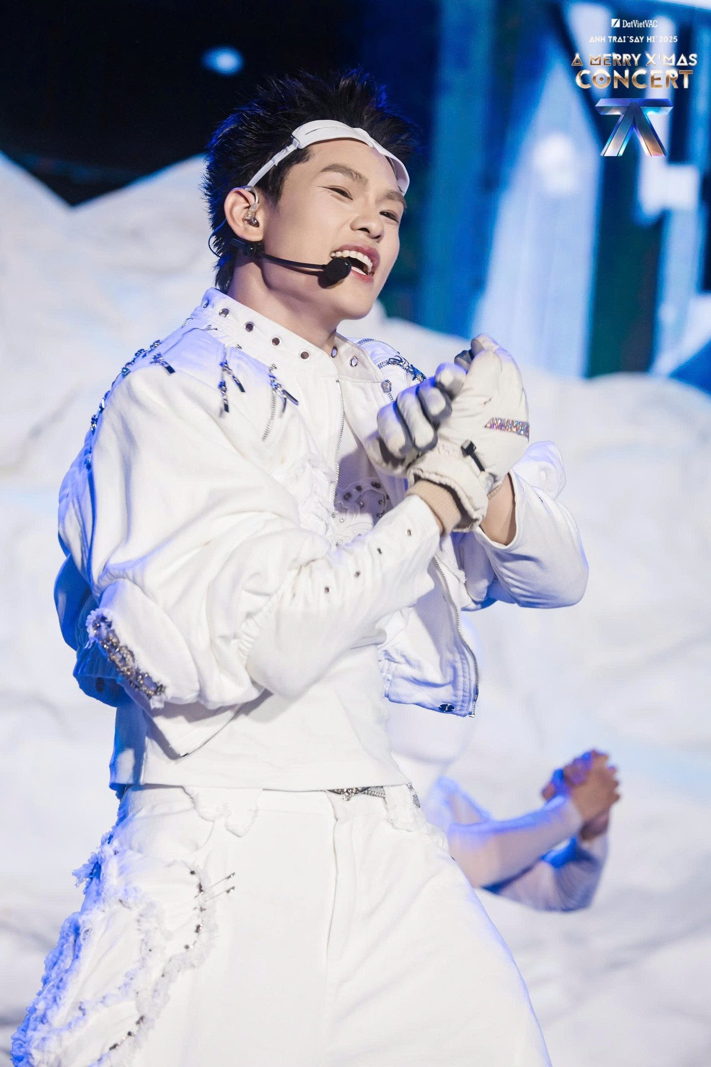 Make up được Dillan Hoàng Phan, buitruonglinh, RynLee và Đỗ Nam Sơn thể hiện với tinh thần pop hiện đại. Trang phục ôm dáng, gam màu nổi bật kết hợp vũ đạo ấn tượng giúp các anh trai ghi điểm với khán giả nữ.