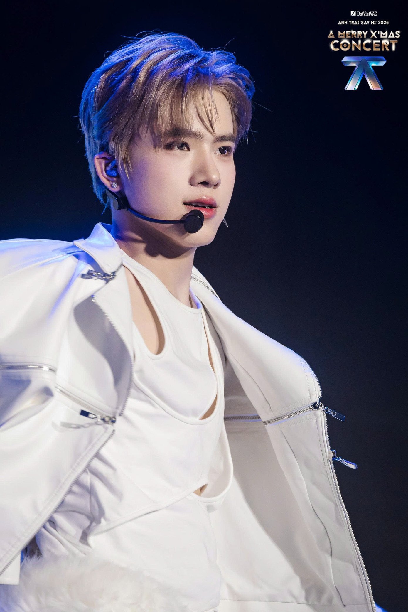 Make up được Dillan Hoàng Phan, buitruonglinh, RynLee và Đỗ Nam Sơn thể hiện với tinh thần pop hiện đại. Trang phục ôm dáng, gam màu nổi bật kết hợp vũ đạo ấn tượng giúp các anh trai ghi điểm với khán giả nữ.