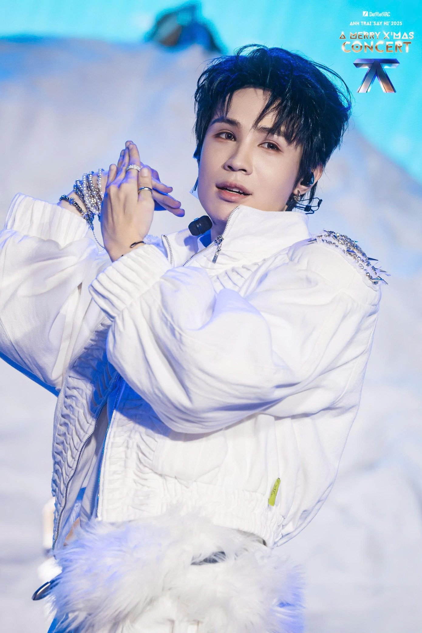 Make up được Dillan Hoàng Phan, buitruonglinh, RynLee và Đỗ Nam Sơn thể hiện với tinh thần pop hiện đại. Trang phục ôm dáng, gam màu nổi bật kết hợp vũ đạo ấn tượng giúp các anh trai ghi điểm với khán giả nữ.