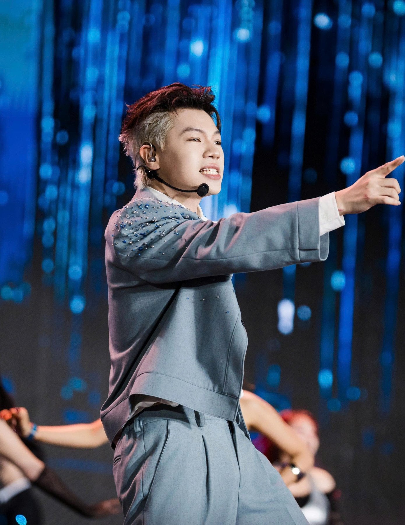 Hàng chục nghìn người đi xem 30 anh trai và các em xinh - 15