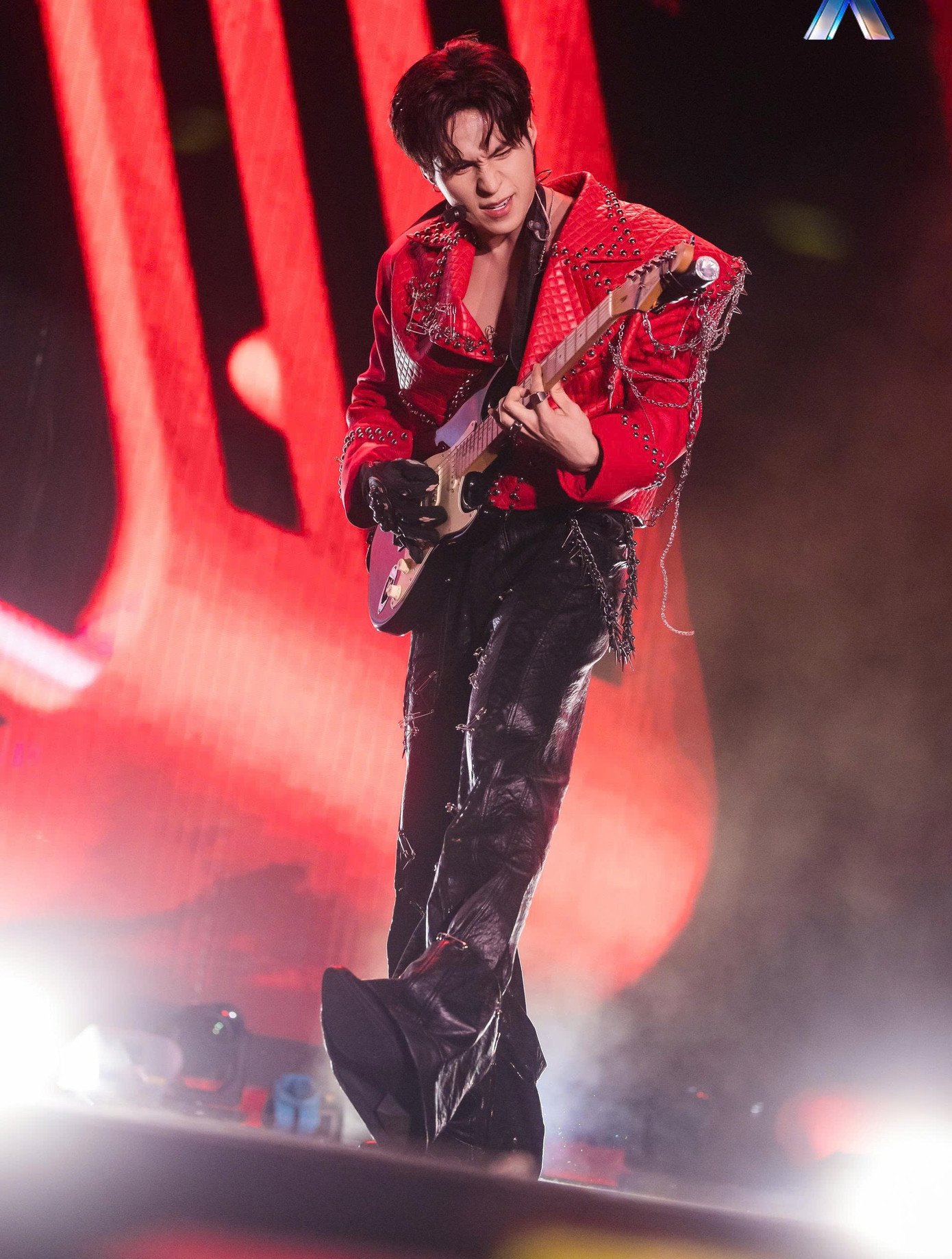 Đỗ Nam Sơn, Mason Nguyễn, Otis và TEZ mang đến chất quái, phong cách trình diễn cá tính khi thể hiện tiết mục Crazy.