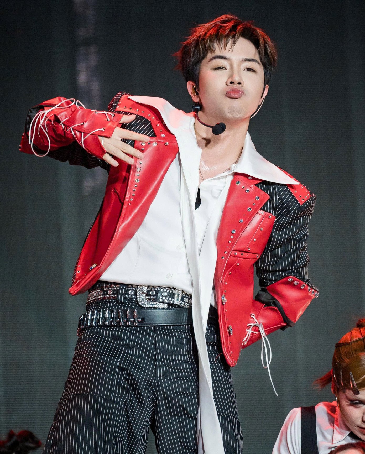 Đỗ Nam Sơn, Mason Nguyễn, Otis và TEZ mang đến chất quái, phong cách trình diễn cá tính khi thể hiện tiết mục Crazy.