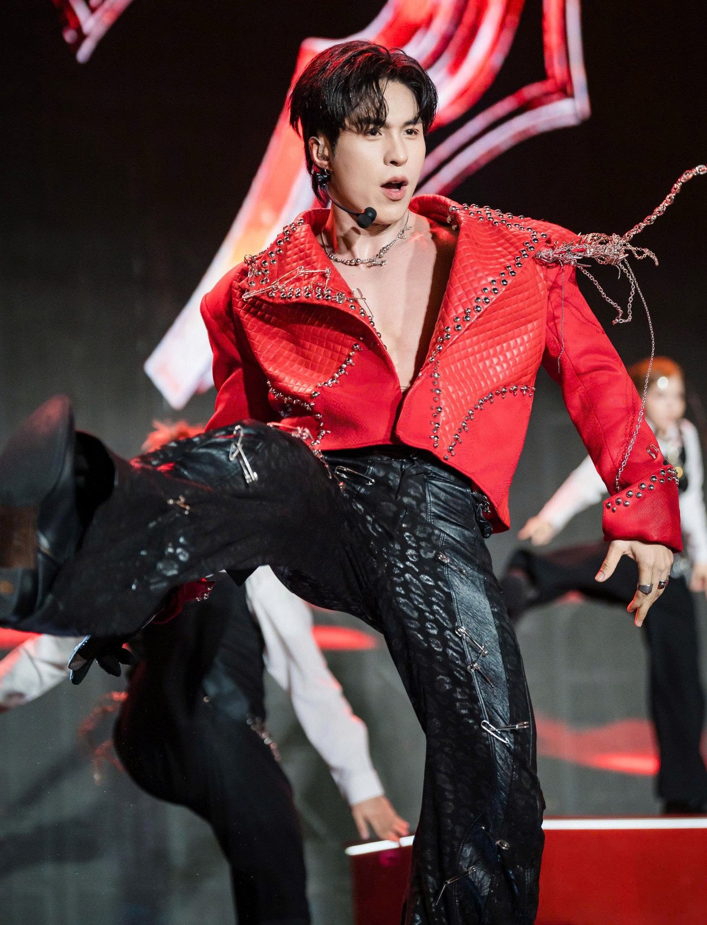 Đỗ Nam Sơn, Mason Nguyễn, Otis và TEZ mang đến chất quái, phong cách trình diễn cá tính khi thể hiện tiết mục Crazy.